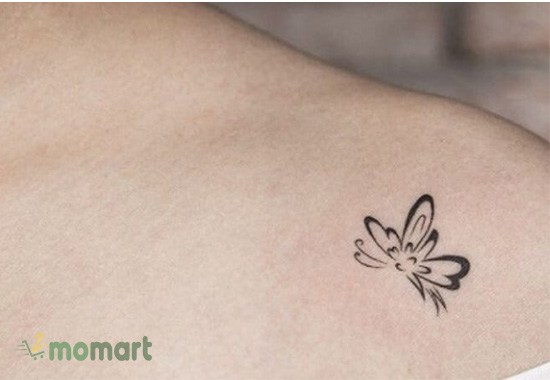 Mẫu hình tattoo bướm bay chất lừ ở vai