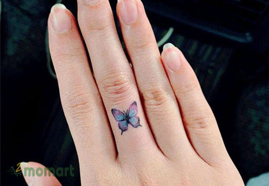 Thực hiện hình xăm bướm ở ngón tay đẹp