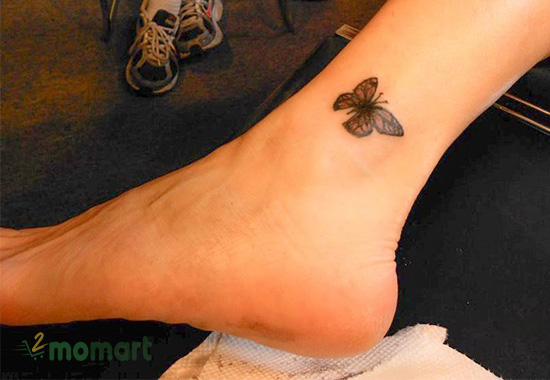 Hình xăm con bướm trên mắt cá chân