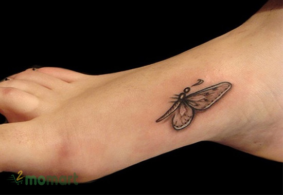 Mẫu thiết kế xăm bướm đang đậu ở chân đẹp