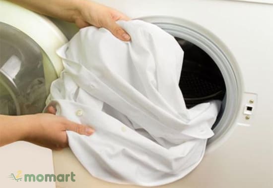 Quần áo được là phẳng phiu nhờ chế độ sấy của máy giặt