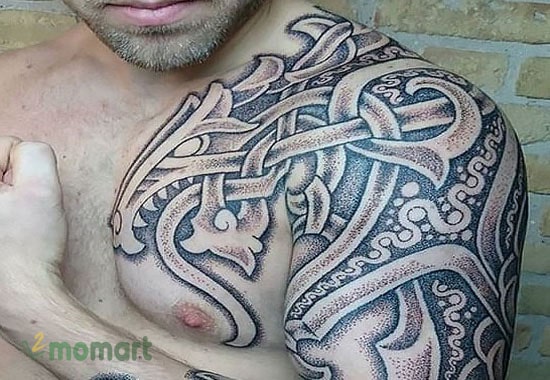 Mẫu tattoo với họa tiết của bộ lạc Celt ở bắp tay