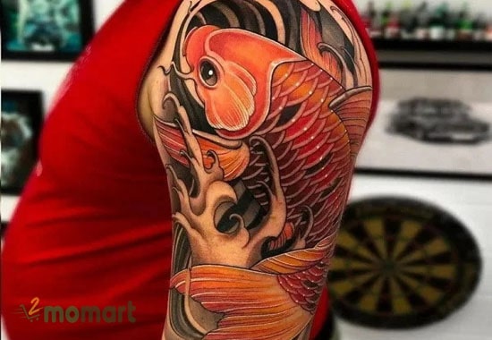 Tattoo cá chép hóa rồng trên bắp tay đại diện cho sự nỗ lực