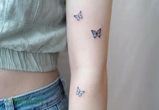 Hình xăm con bướm nhỏ xinh trên bắp tay cho nữ 