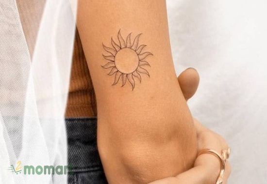 Mẫu hình xăm mặt trời mini cực kỳ đẹp mắt ở bắp tay nữ