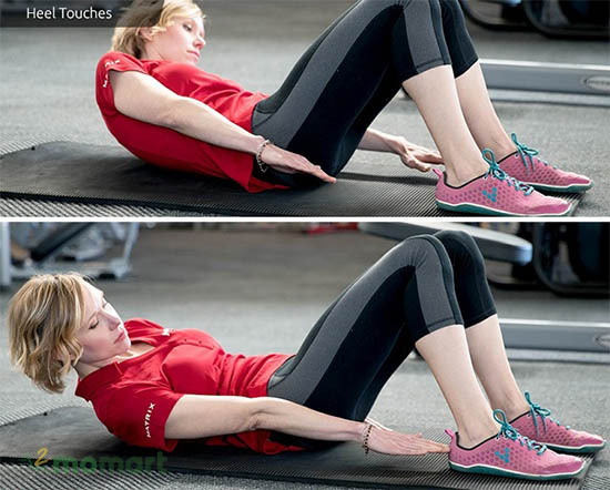 Thực hiện động tác giảm mỡ bụng bằng chạm gót chân