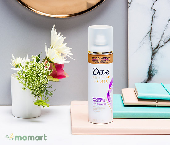 Dove Dry Shampoo Refresh Care có thiết kế đơn giản
