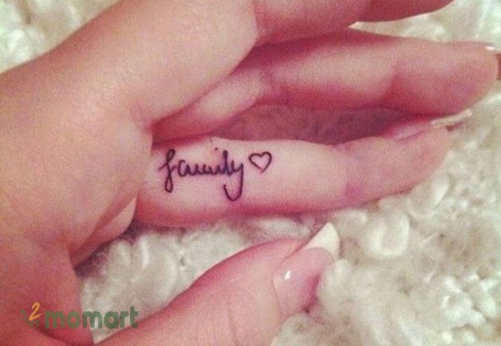 Hình xăm chữ family trên ngón tay