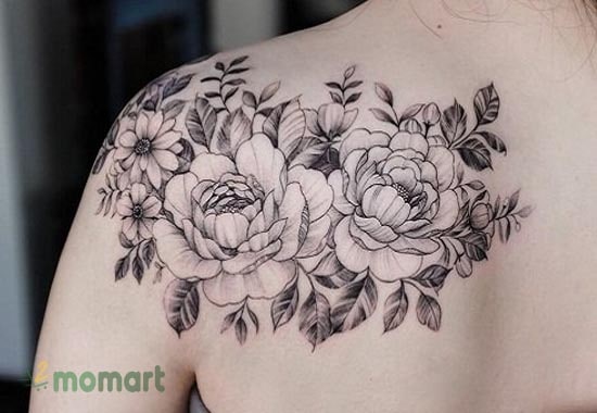 Tattoo mẫu đơn đen trắng đầy tinh tế trên vai