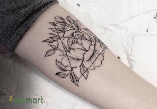 Tattoo hoa mẫu đơn đen trắng cực kỳ tinh tế