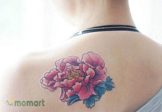 Tattoo hoa mẫu đơn trên lưng là một điểm nhấn ấn tượng