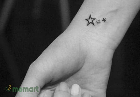 Tha thu hình ngôi sao tinh tế được đặt ở cổ tay