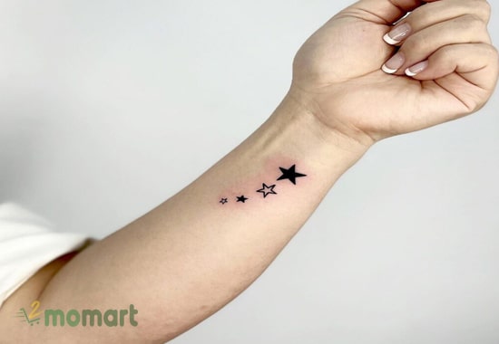 Xăm hình ngôi sao nhỏ xinh trên cổ tay tạo điểm nhấn ấn tượng