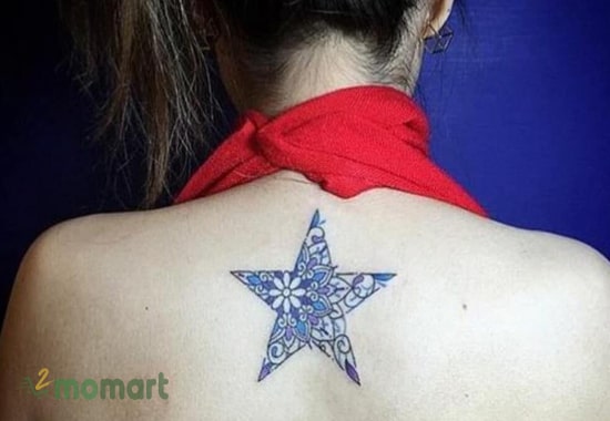 Tattoo ngôi sao đầy cuốn hút và đẹp mắt ở phần lưng