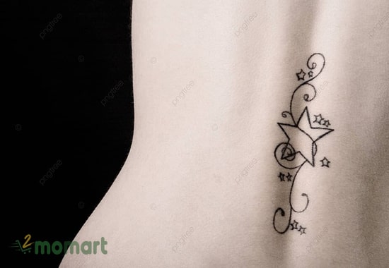 Tattoo ngôi sao trên phần lưng với phong cách nhẹ nhàng