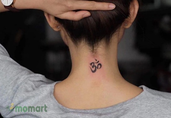 Tattoo mini sau gáy cho nữ hình chữ OM