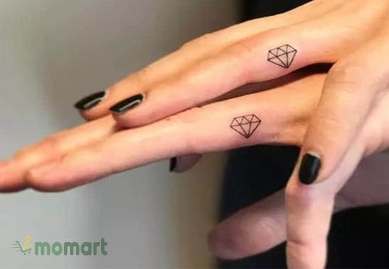 Mẫu hình xăm kim cương mini cho bạn gái ở ngón tay