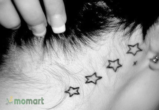 Hình tattoo mini ngôi sao sau tai đầy nổi bật và cá tính