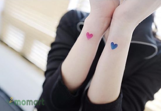 Hình xăm cổ tay mini biểu tượng trái tim