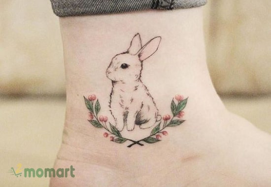 Hình xăm con thỏ trên chân rất tinh tế và duyên dáng