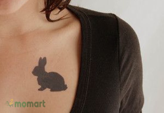 Hình xăm con thỏ đen trên ngực cho nữ