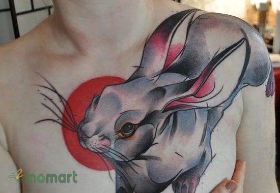 Hình xăm con thỏ ở ngực thể hiện sự mềm dẻo của phụ nữ