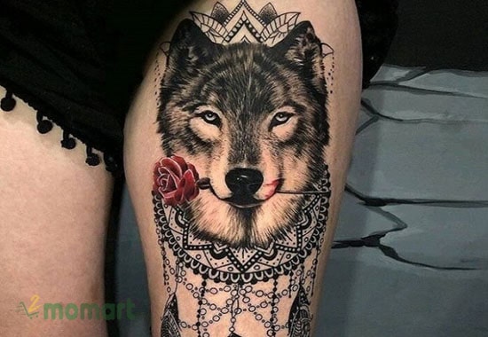 Tattoo sói ngậm hoa hồng là ý tưởng đặc biệt cho bạn nữ