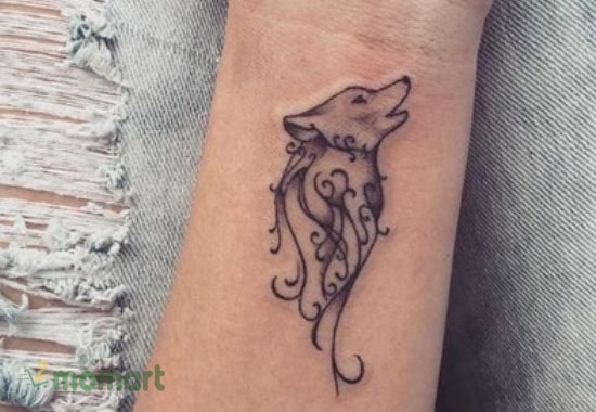 Hình tattoo sói vô cùng độc đáo trên cổ tay bạn nữ