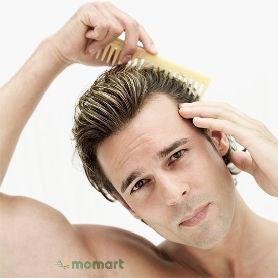 Chải tóc sau khi tắm bằng lược thưa