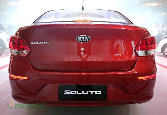 Đuôi xe KIA Soluto có thiết kế đơn giản, tinh tế với đèn hậu LED chạy dọc
