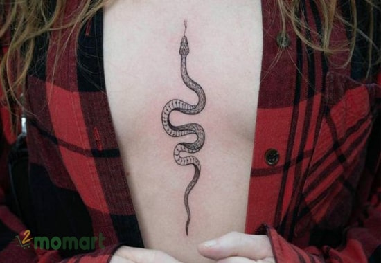 Hình ảnh con rắn nhỏ xinh được xăm trên ngực bạn nữ