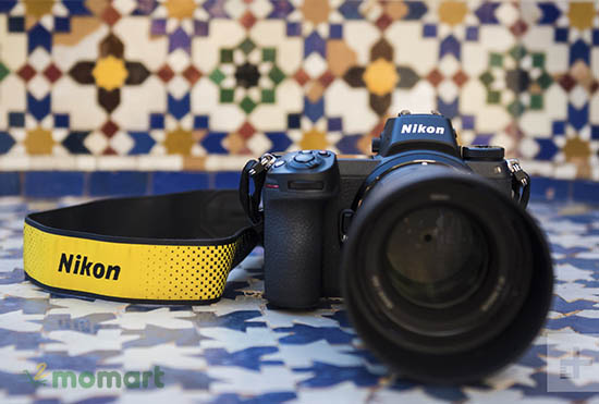 Máy ảnh Nikon Z6 có bảng tay cầm sâu và chắc chắn