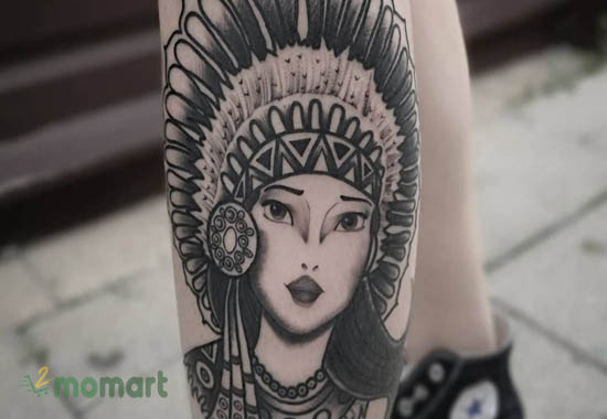Hình tattoo cô gái trên bắp chân thể hiện tính thẩm mỹ cao