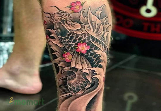 Tattoo cá chép trên bắp chân biểu tượng sự thành công