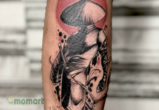 Tattoo hình samurai thể hiện sức mạnh chiến binh trên bắp chân
