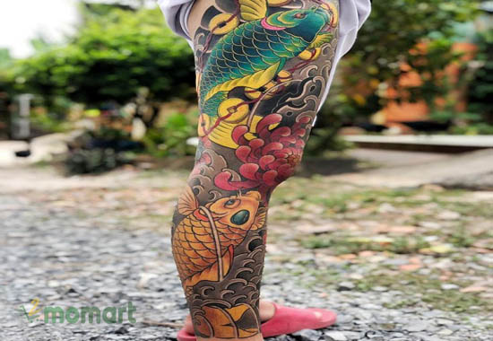 Tattoo cá chép kín chân là chủ đề quen thuộc khi xăm mình