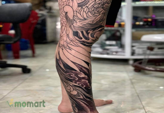 Hình tattoo kín chân đen trắng giúp bộc lộ cá tính mạnh mẽ