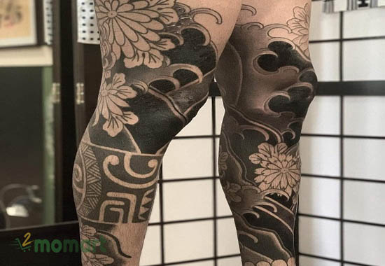 Xăm kín chân Nhật cổ đen trắng với đường nét tinh tế