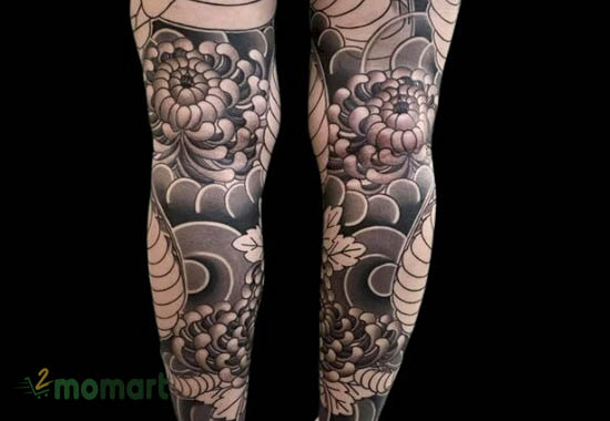 Phần chân thêm phần nổi bật với hình tattoo Nhật cổ đen trắng