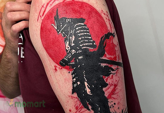 Hình tattoo Samurai ở tay có màu đỏ