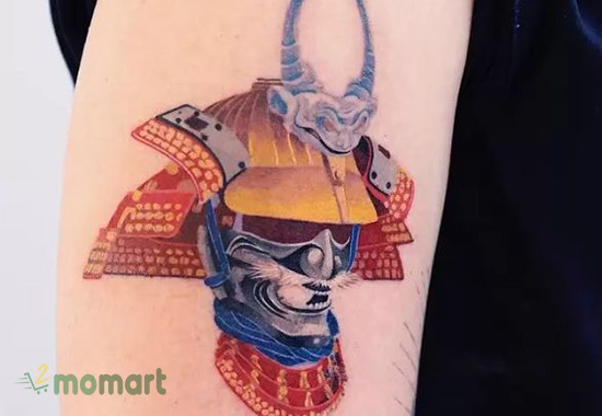 Hình xăm mặt nạ Samurai Nhật Bản ở cánh tay