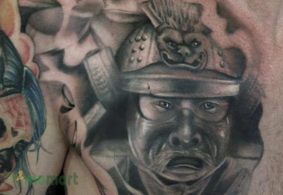 Samurai đeo mặt nạ xăm bên ngực trái đặc sắc