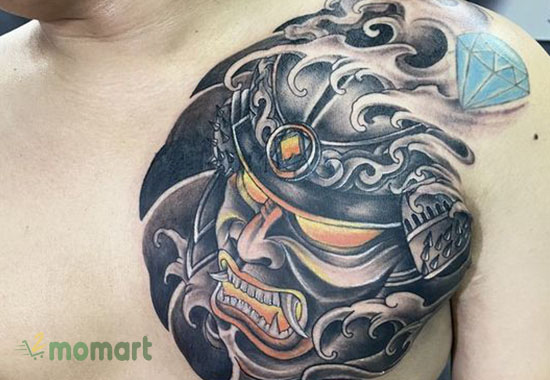Xăm Samurai đeo mặt nạ ở ngực cho nam và nữ