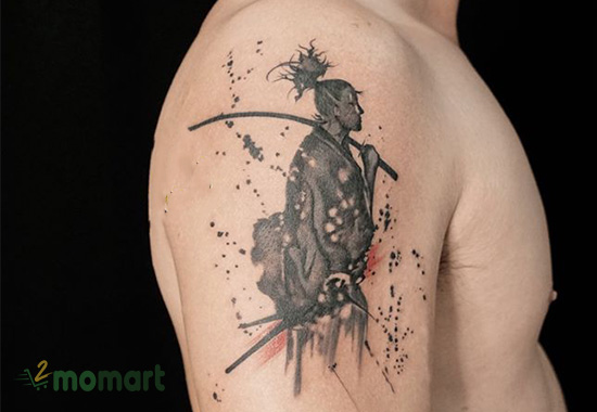 Xăm Samurai nhỏ ở bắp tay vác kiếm trên vai ấn tượng