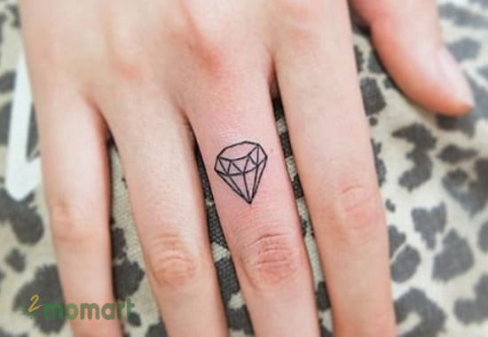 Xăm kim cương trên ngón tay đẹp mắt