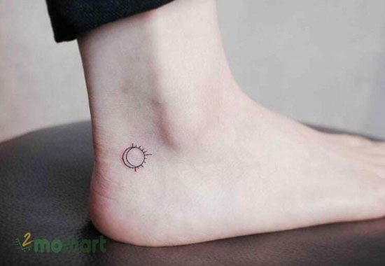 Tattoo kiểu hình tròn đầy độc đáo ở chân cho bạn nữ