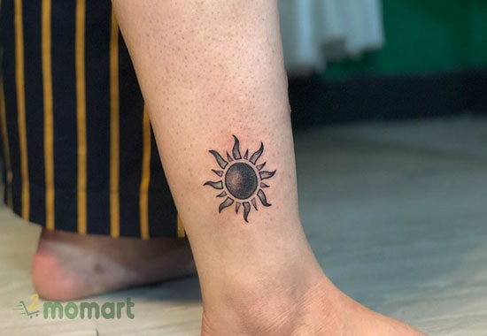Xăm hình tròn trên chân là ý tưởng tattoo độc đáo cho bạn nữ