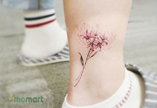 Tattoo bỉ ngạn hoa ở chân mang đến sự quyến rũ cho bạn nữ