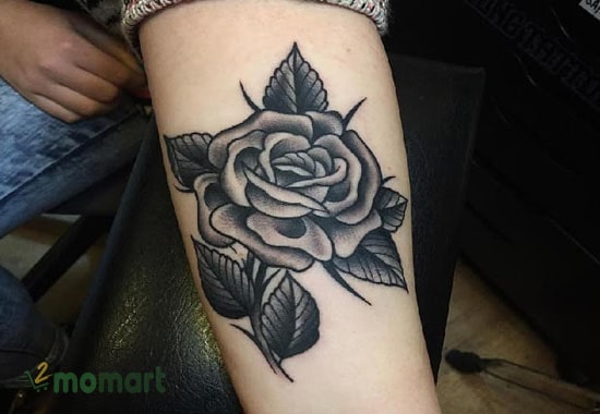 Tattoo hoa hồng đen trên chân mang nhiều ý nghĩa đặc biệt