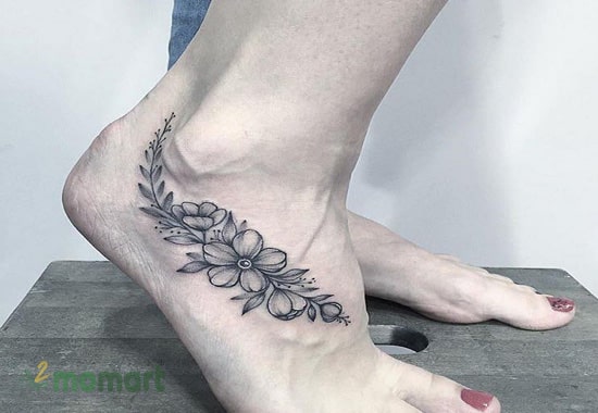 Hình xăm hoa trên mu bàn chân giúp bạn thể hiện cá tính